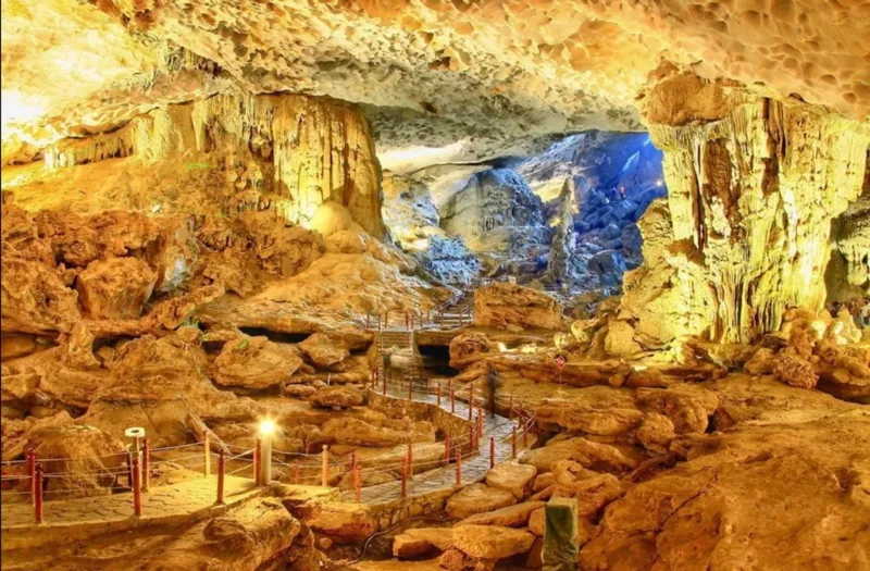 Vịnh Hạ Long có nhiều điểm tham quan nổi bật như hang Sửng Sốt, đảo Ti Tốp và làng chài Cửa Vạn