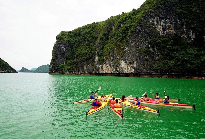 Du lịch Hạ Long không chỉ ngắm cảnh mà còn có nhiều hoạt động ngoài trời hấp dẫn